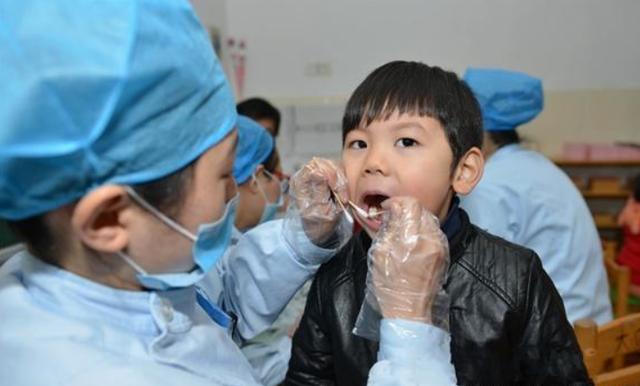 小孩满口蛀牙怎么办,儿童吃什么造成蛀牙