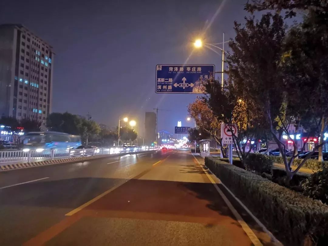 发光的交通指示牌,发光道路指示牌图片