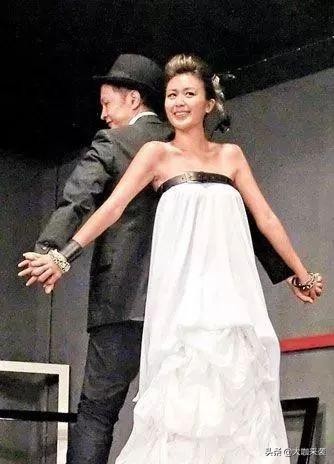 唐宁和张国荣合影,张国荣和周润发年纪