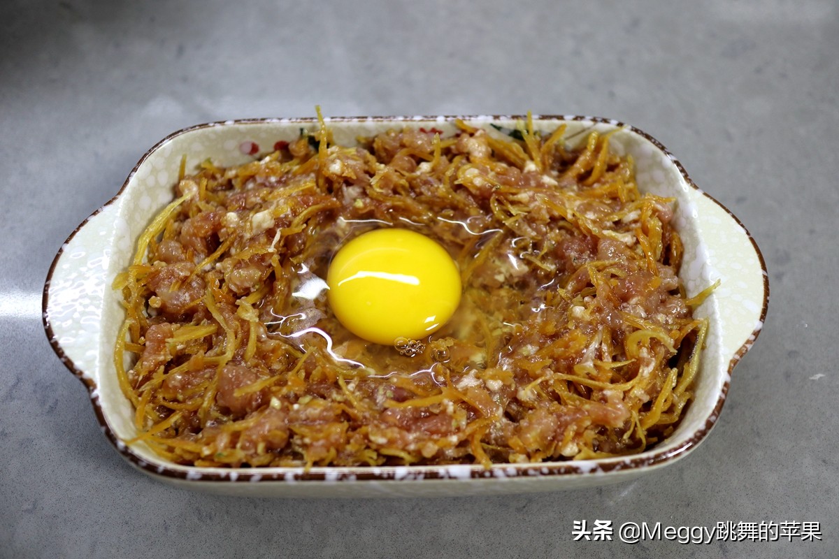1碗肉馅1个蛋,顺手蒸个鸟巢太阳蛋,香嫩多汁,老公说有老家味儿