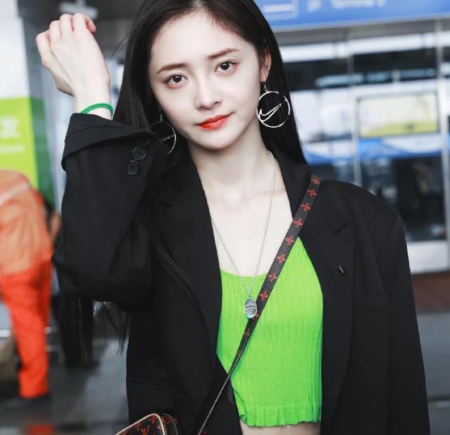 大脸女生适合的发型中长发丸子头,显脸小发型女中长发丸子头