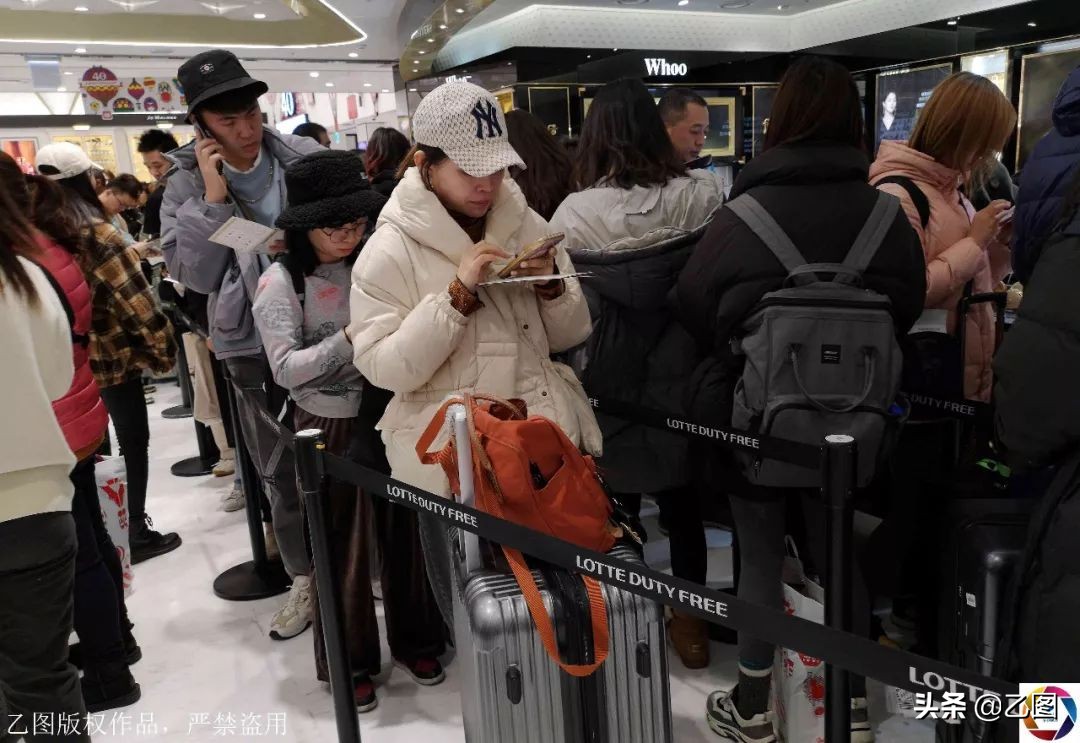 韩国免税店抢购中国游客排队,韩国免税店被中国代购包场