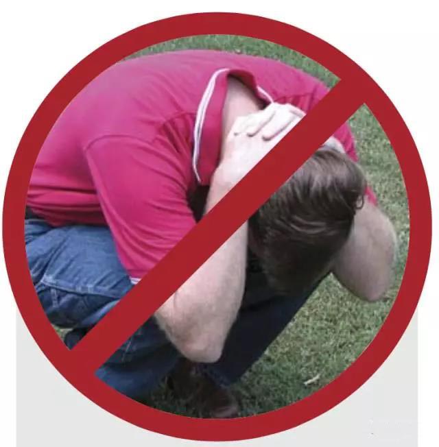 打雷怎么预防雷电伤害发生,打雷时怎样躲避雷电