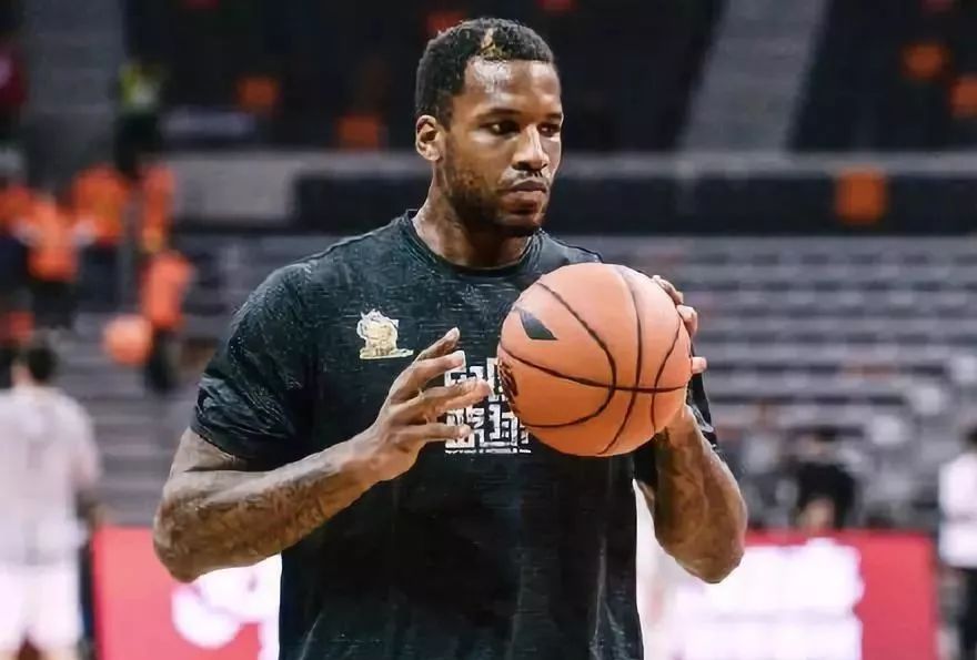 1米8壮汉哭的视频,两米壮汉哭成泪人