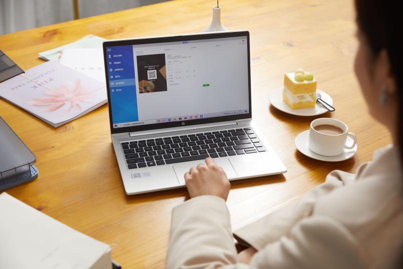 逃离朝九晚五，自由职业者靠什么养活自己？