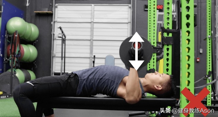 杠铃卧推右肩膀痛恢复后使不上劲,杠铃卧推肩膀容易酸得不行