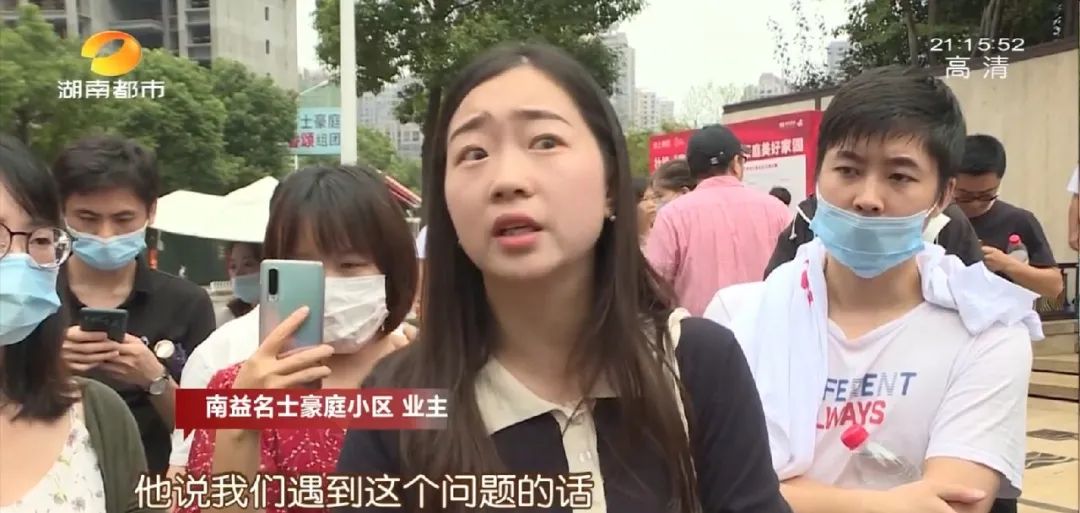 房门距离太近，开门就“打人”！护栏太矮，儿童易出事！开发商回应：开门前看看猫眼，我们建的不是幼儿园