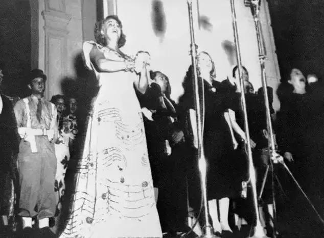 花百万走上红毯,戴安娜王妃红毯