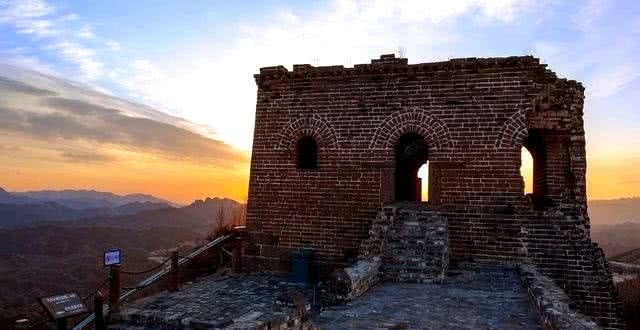 驴友攀爬中国最危险的长城,驴友爬箭扣野长城踩空坠崖