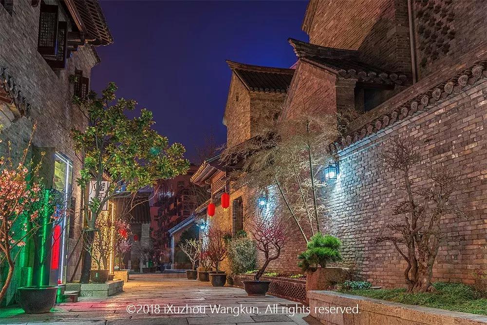 徐州市中心处竟隐藏着一片梅花林，时尚又古香的街区被映成粉色