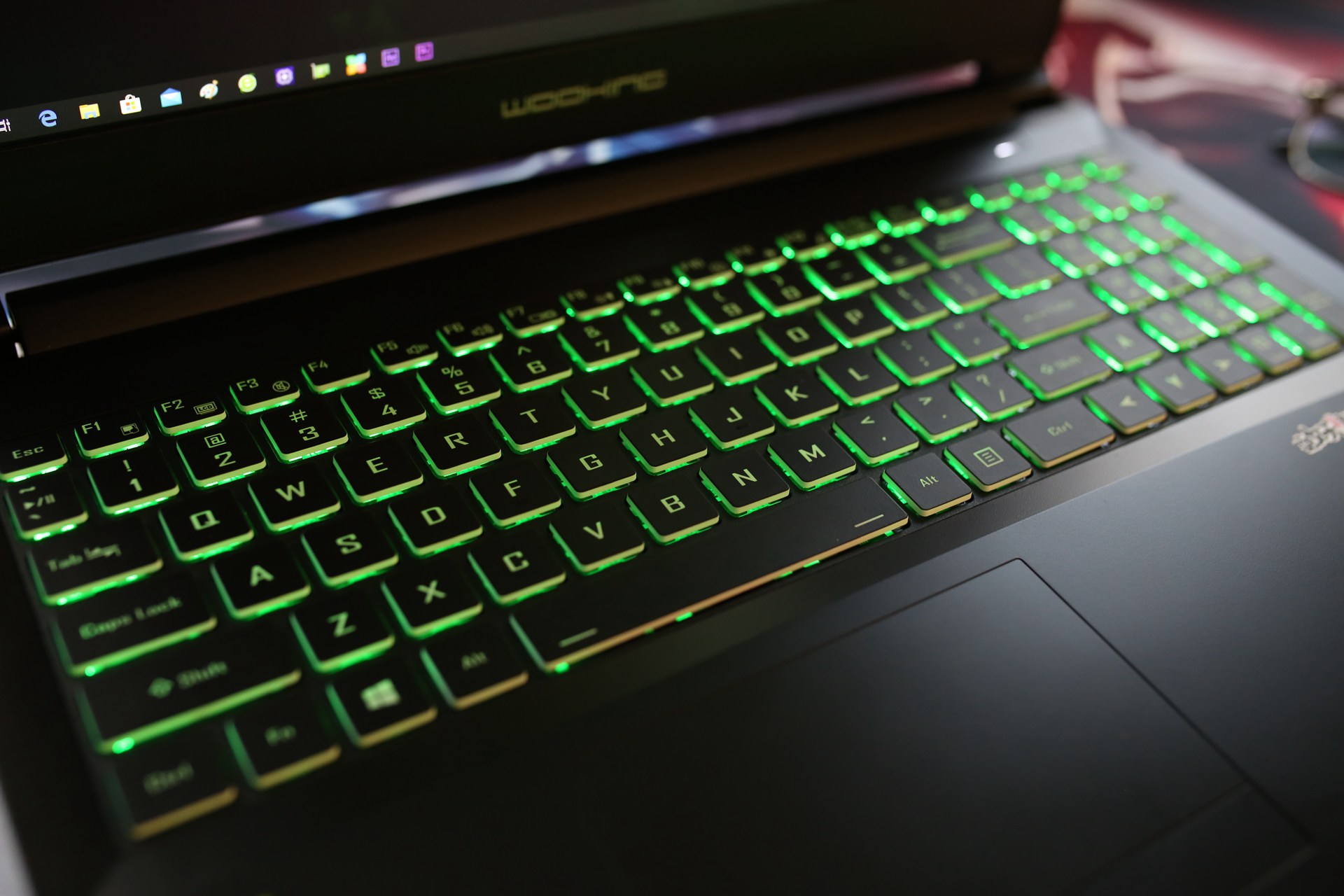 性能爆表！把台式机CPU装进笔记本，X5空妖R93900拆机评测