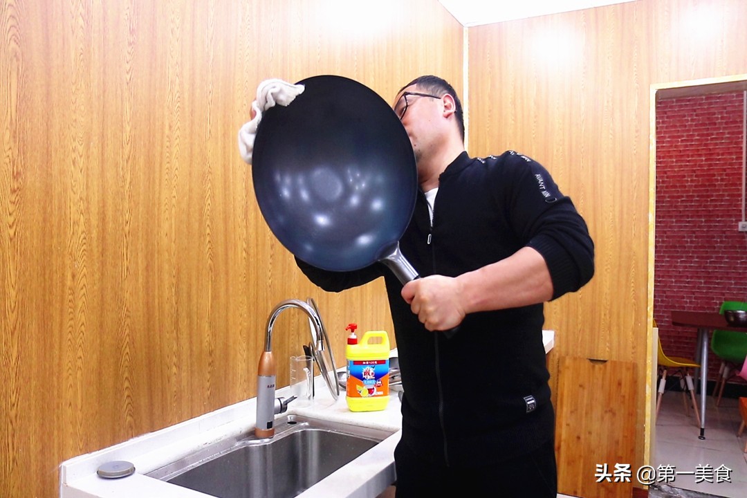 新铁锅开锅用不用擦锅底,新铁锅开锅别直接用火烧