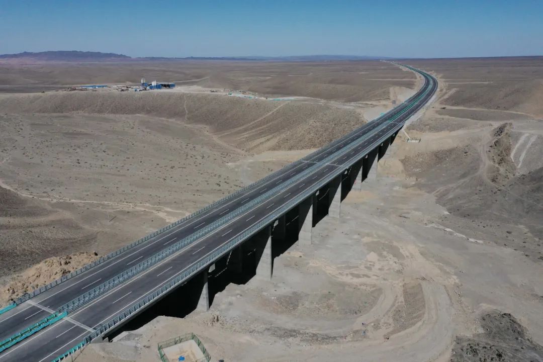 为了这两条公路，11万人开进“世界屋脊”，3千多名英烈捐躯！中国为什么总能创造奇迹