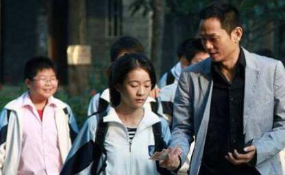 晨看*疆新**｜乌市这场雪达到暴雪级别，*疆新**铁路27趟列车停轮或停运