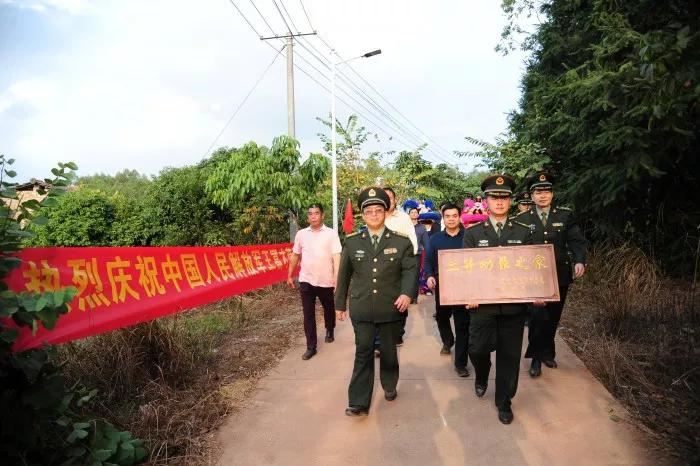 北流三等功现役军人送喜报,喜报我县两名现役军人荣获三等功