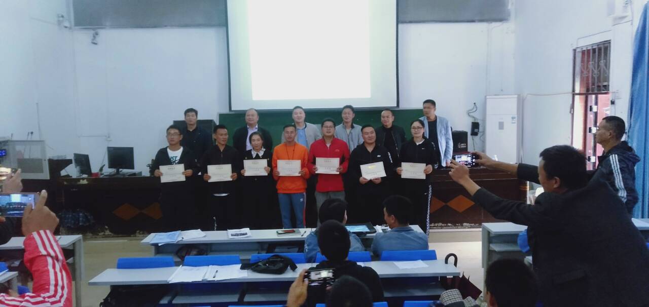 乡村名师冉俅、张永胜工作室开展沿河全县体育优质课评选活动。