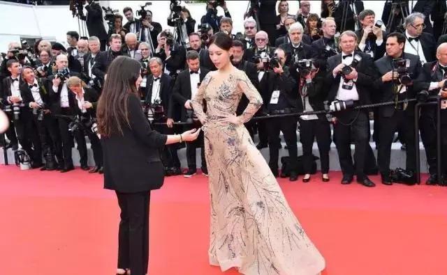 花百万走上红毯,戴安娜王妃红毯