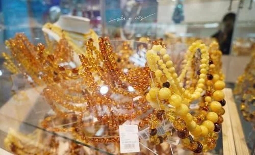 中国游客到俄罗斯疯狂买琥珀蜜蜡，俄罗斯人笑了，果然人傻钱多！