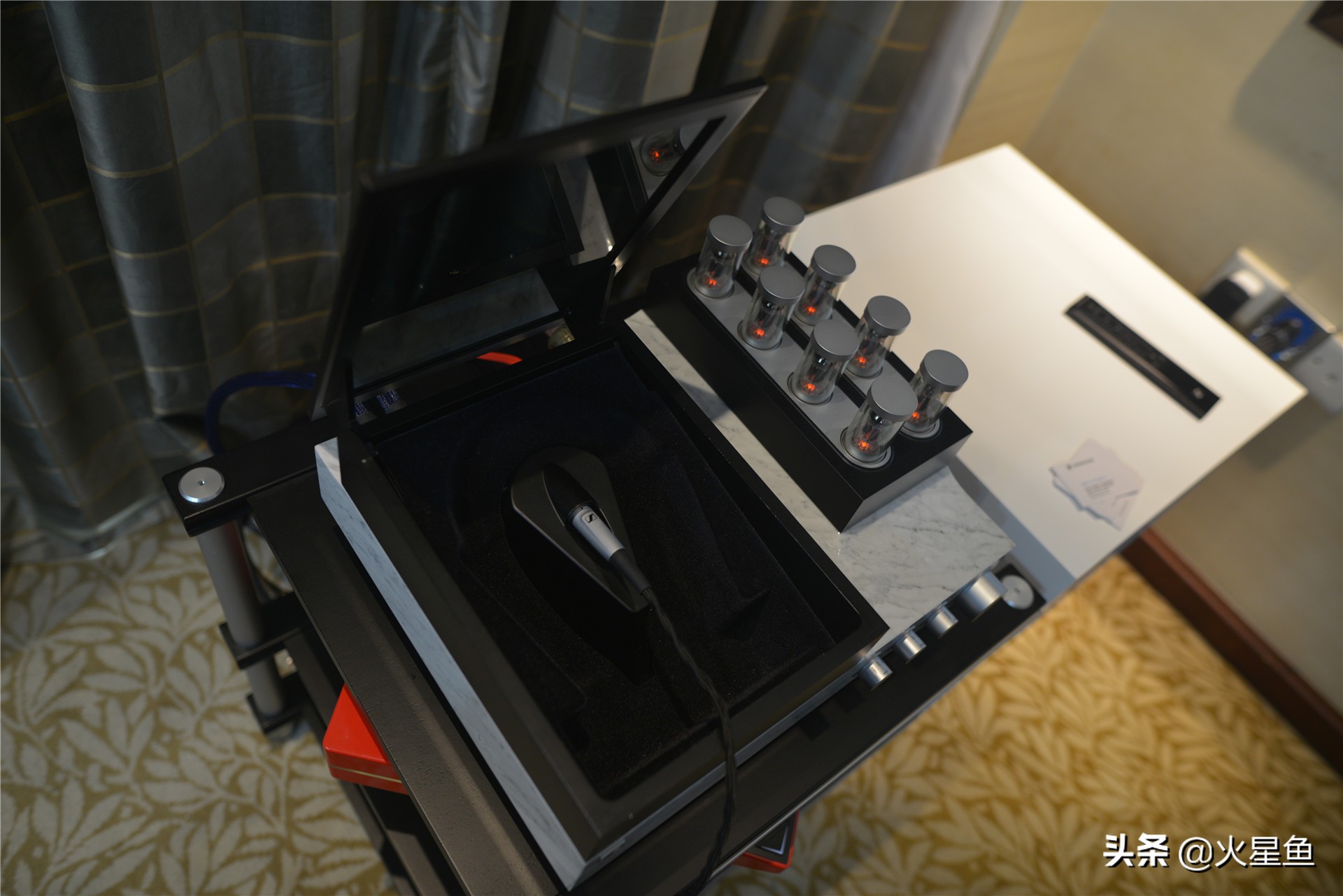 朋友给我买了耳机,朋友买了个耳机