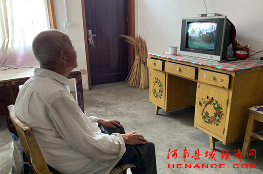 七旬老人幸福生活,双百岁老人的幸福生活