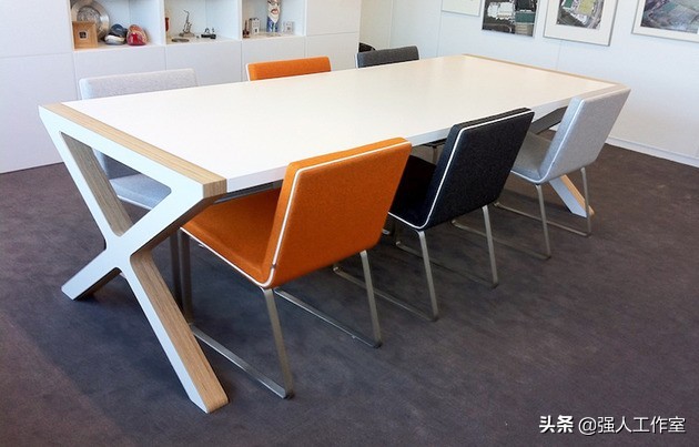 罗纳德·诺尔的白色简约家具：RKNL系列