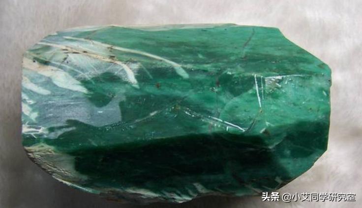 举头望明月低头思故乡中的月,月球上大概有多少个玉石