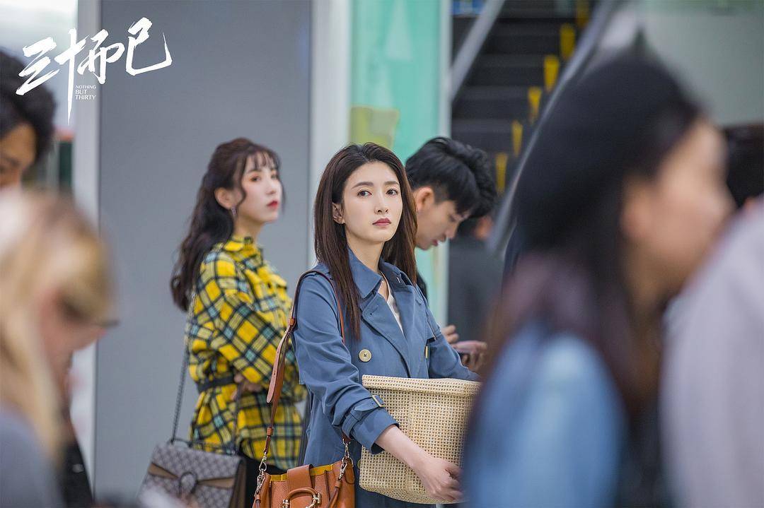 顾佳用奢侈品包包挤不进贵妇圈，纽约市民却用包把狗狗带上了地铁