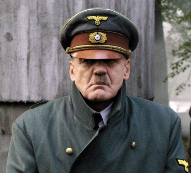 日本人的“板刷胡”到底从哪学来的？看看希特勒的照片就知道了