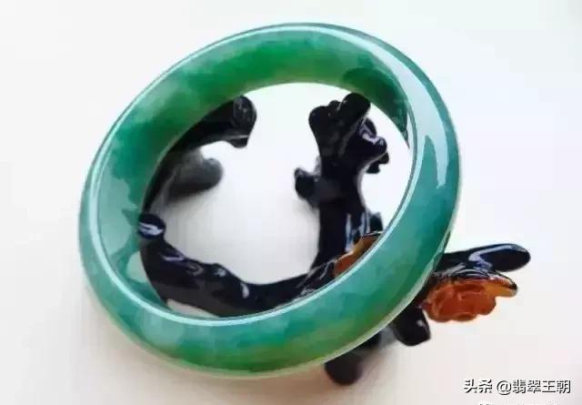 值得入手的玉镯有哪些,怎样才能买到便宜又好的玉镯