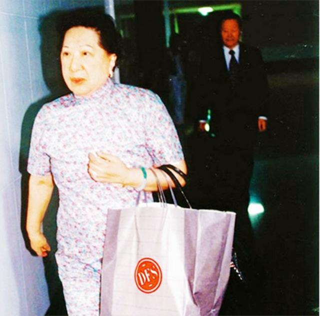 孔令仪携天价嫁妆下嫁凤凰男,孔令仪和穷小子结婚视频