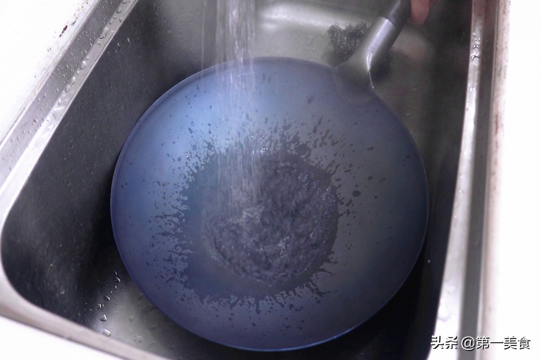 新铁锅开锅用不用擦锅底,新铁锅开锅别直接用火烧
