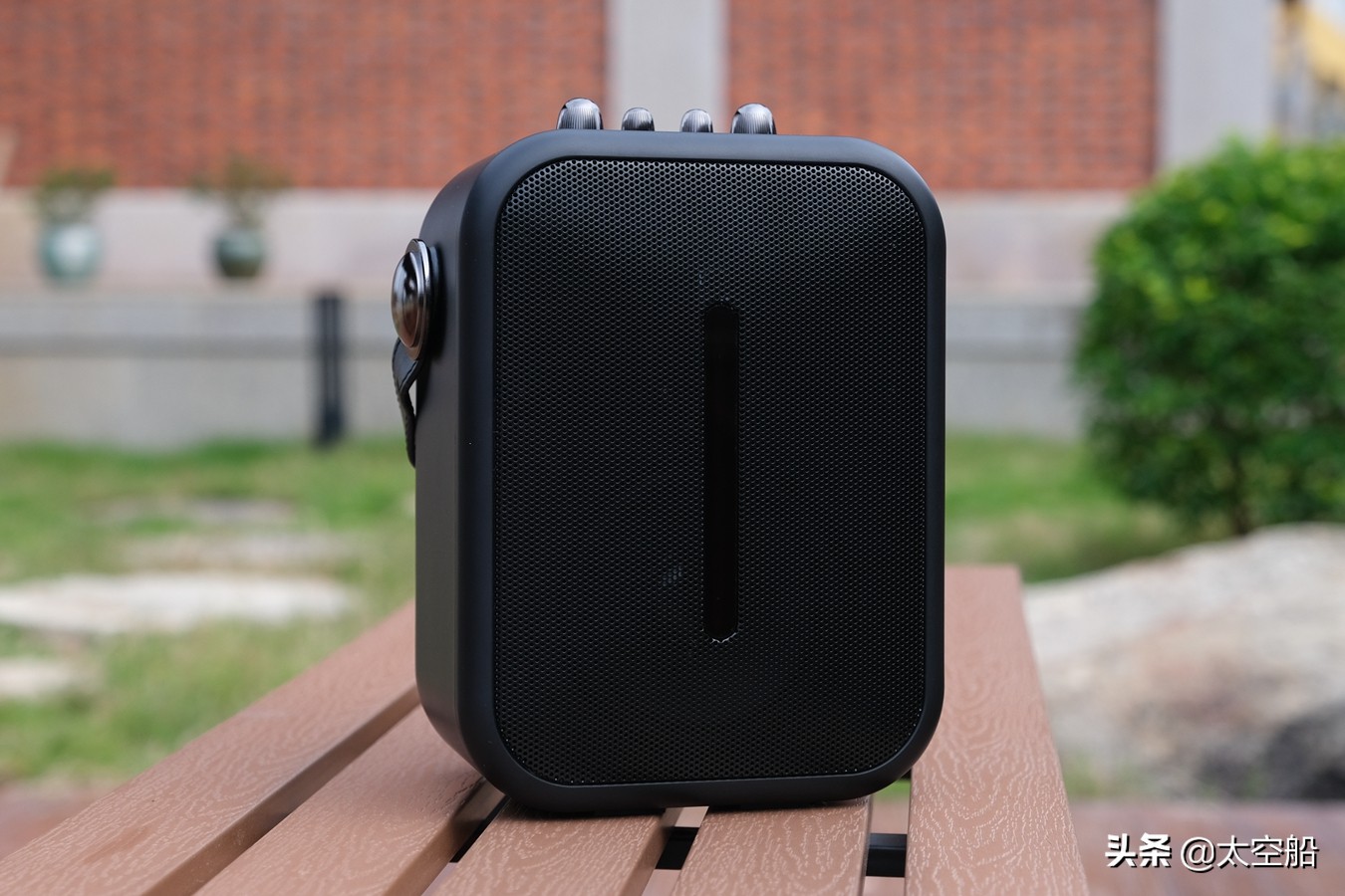 艾特铭客m18和a90哪个好,艾特铭客m18蓝牙k歌音响