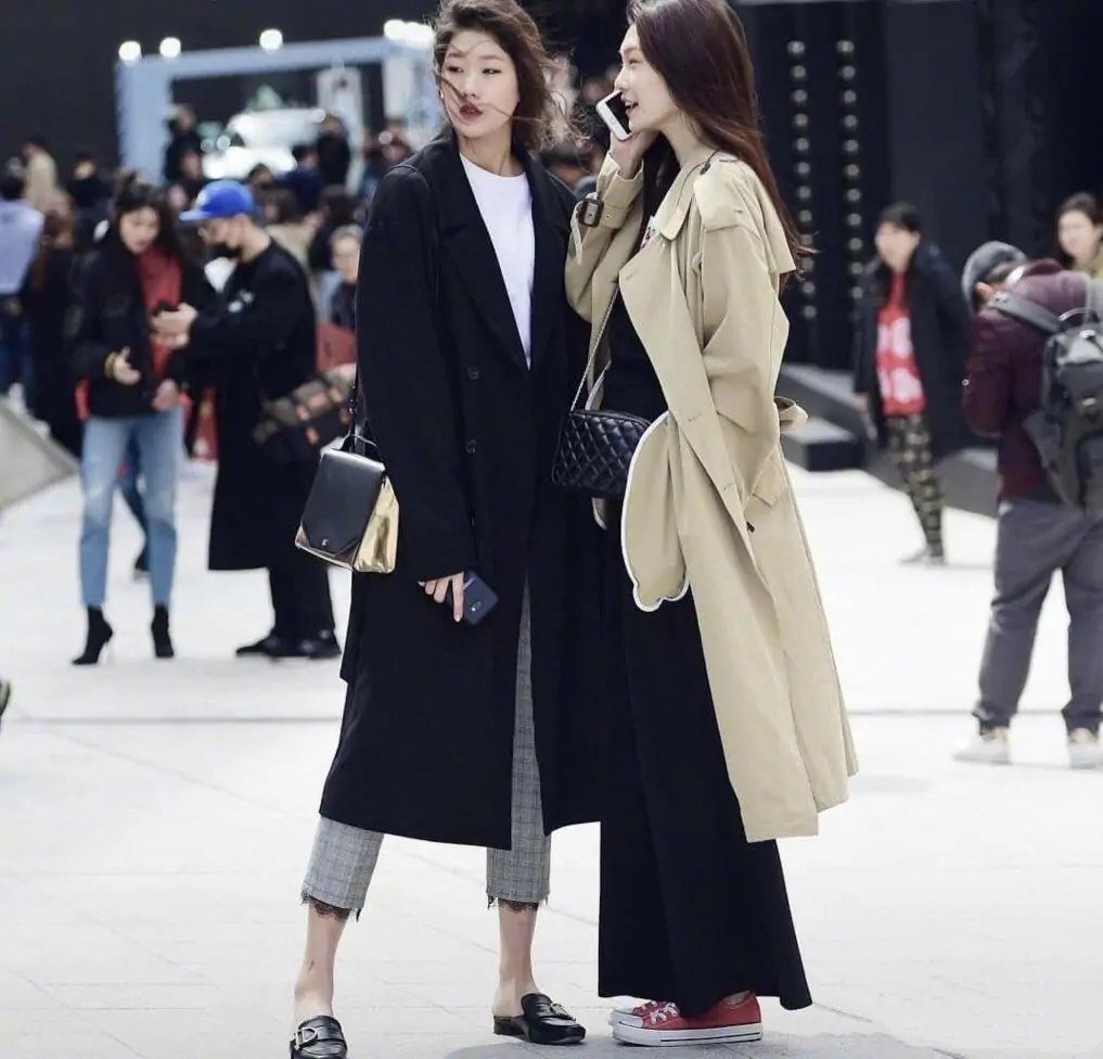 韩国女神穿搭,又飒又美的韩国女孩街拍穿搭示范