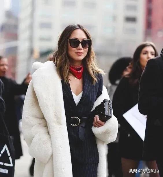 一条丝巾打蝴蝶结,小丝巾项链结的时尚打法