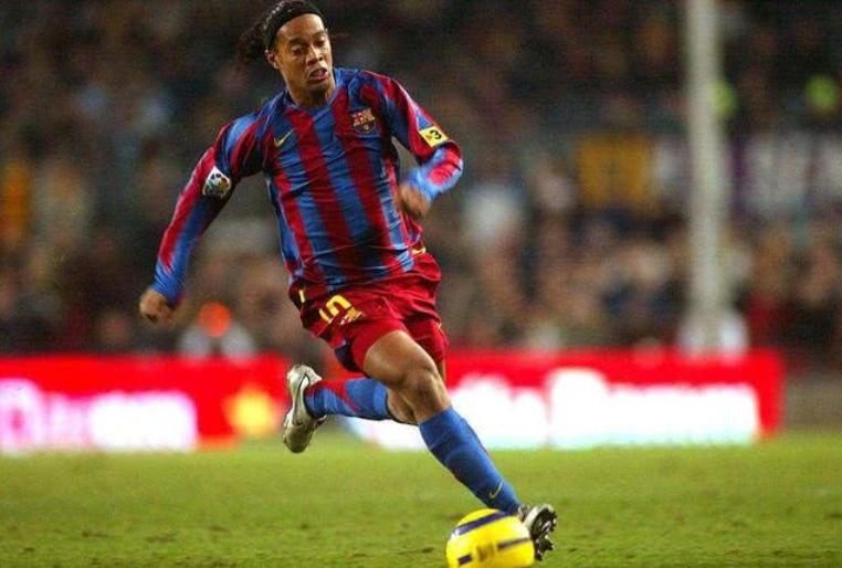 梅西和c罗谁是近十年足坛第一人,梅西c罗无缘最佳阵容