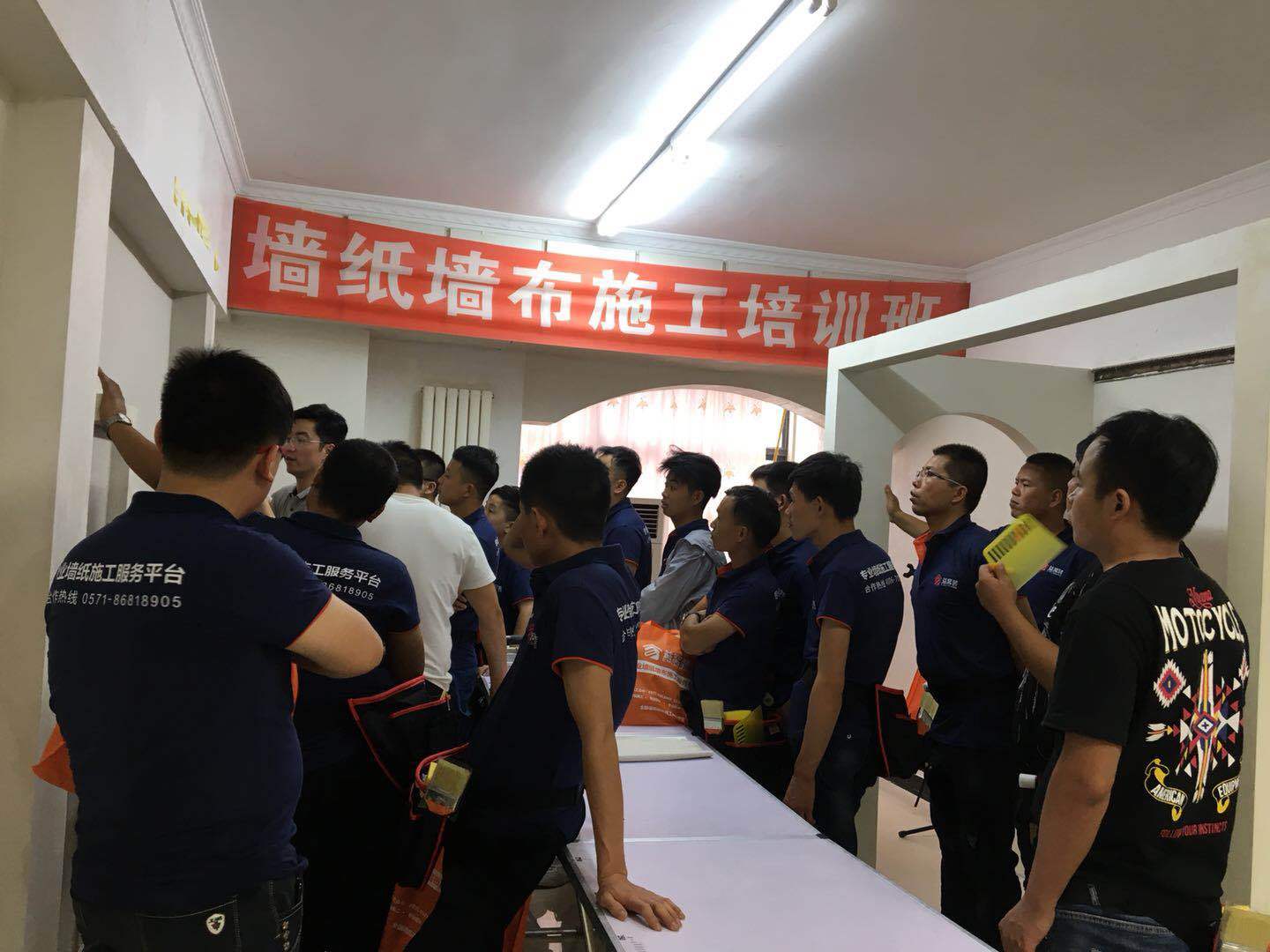 贴墙布如何贴在墙上,墙布粘贴方法墙贴