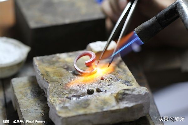 金首饰怎么分辨足金和k金,足金和黄金首饰哪个含金量高