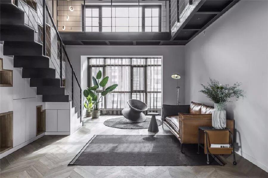 330㎡跃层,还附带阁楼,难怪朋友说像别墅,太大气了!尤其客厅