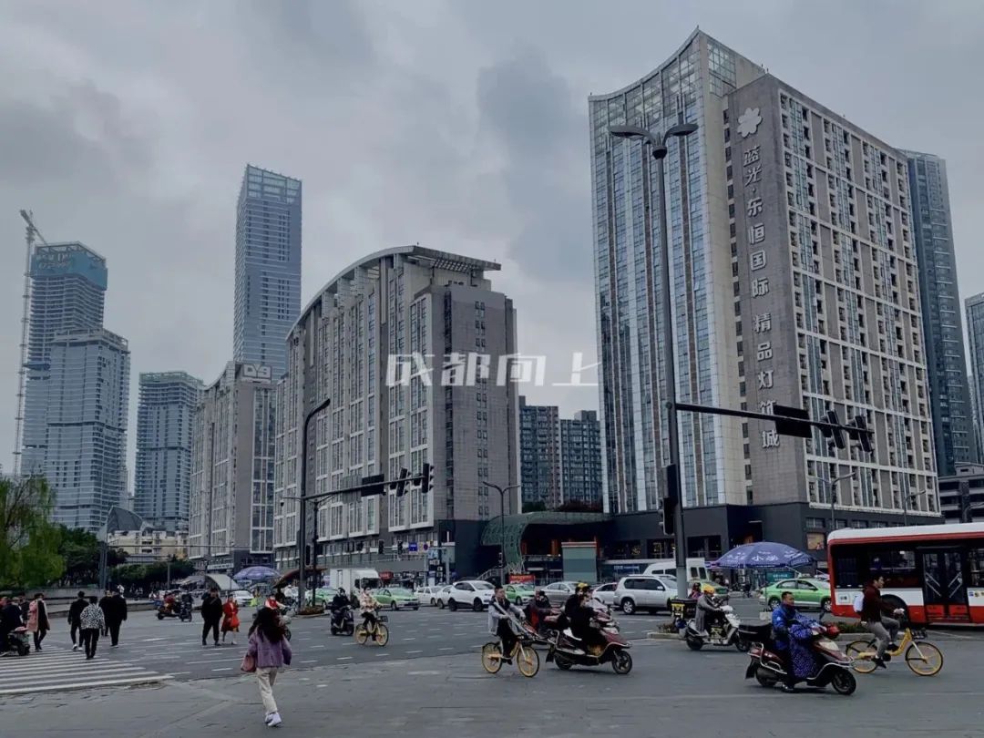 如何让成都变东京？网友：大LOGO收敛点