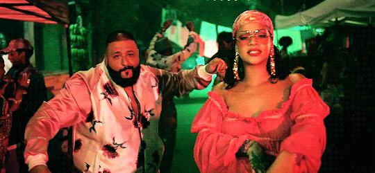 蕾哈娜靠唱歌一年能挣多少钱,山东天后蕾哈娜走马现场版