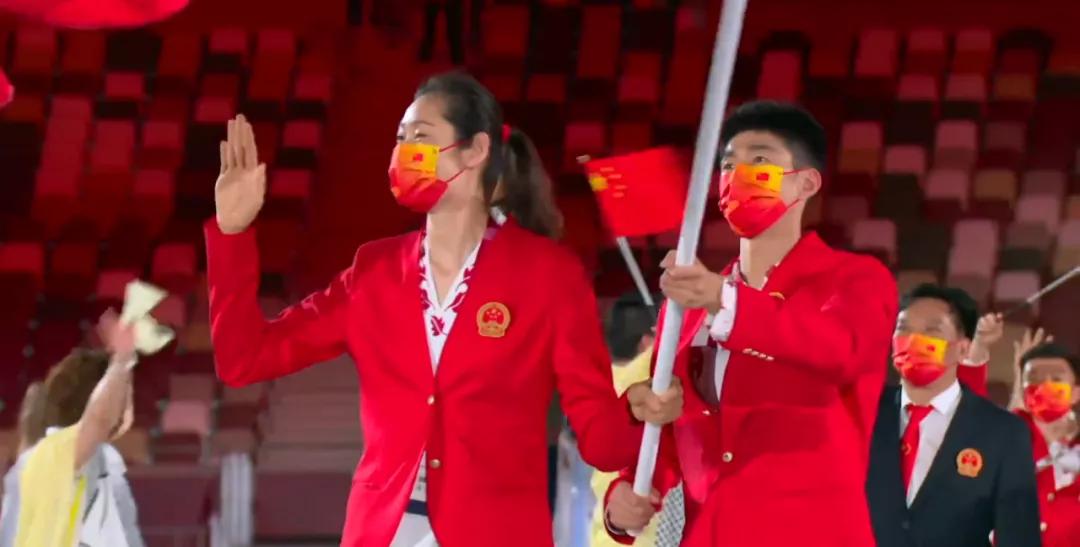 运动员上台领奖穿的是什么衣服,奥运会运动员领奖服