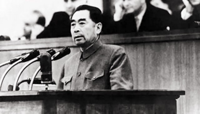 记者故意刁难周总理：为何要用美产钢笔？他的回答让记者羞愧