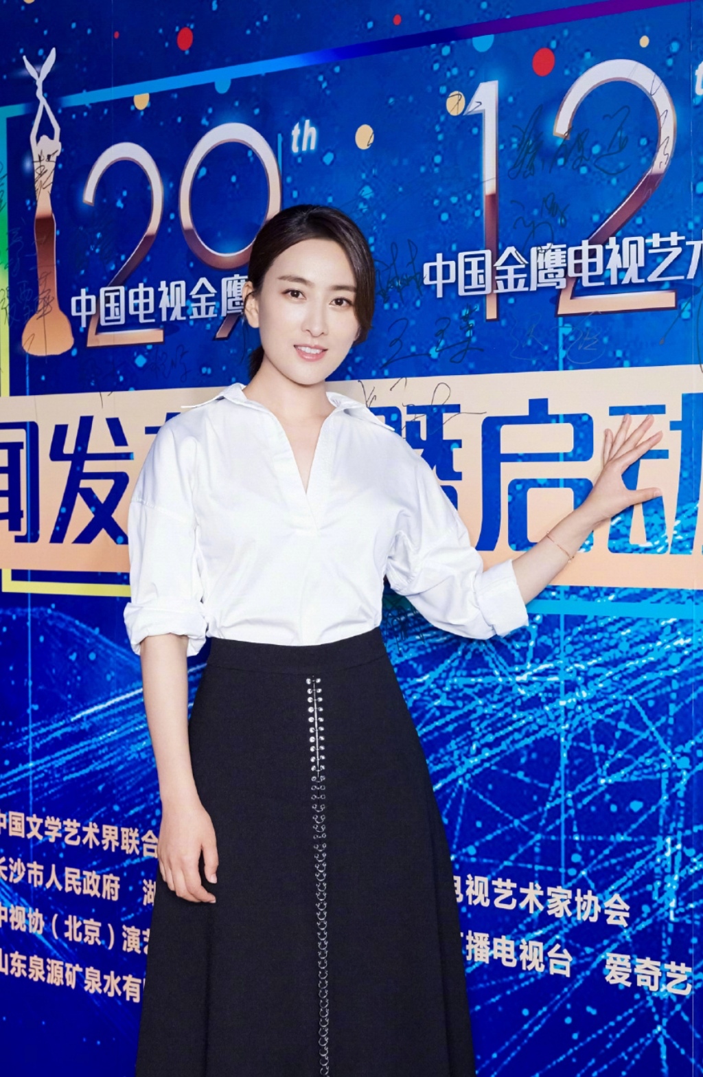 马苏无惧别人眼光，硬穿抹胸礼服“撑”出凹凸感，弯腰瞬间太撩人