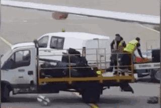 行李箱被机场弄掉了怎么赔,如何防止行李箱被摔坏