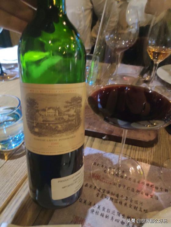 朋友拿出一瓶陈年的酒该怎样评论,朋友拿出了多年珍藏的白酒