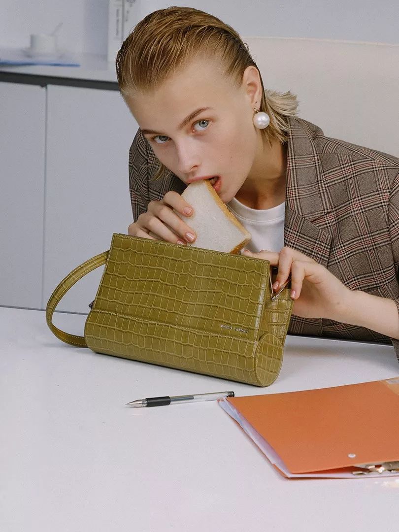 小众设计感经典百搭腋下包,今年最流行的百搭腋下包