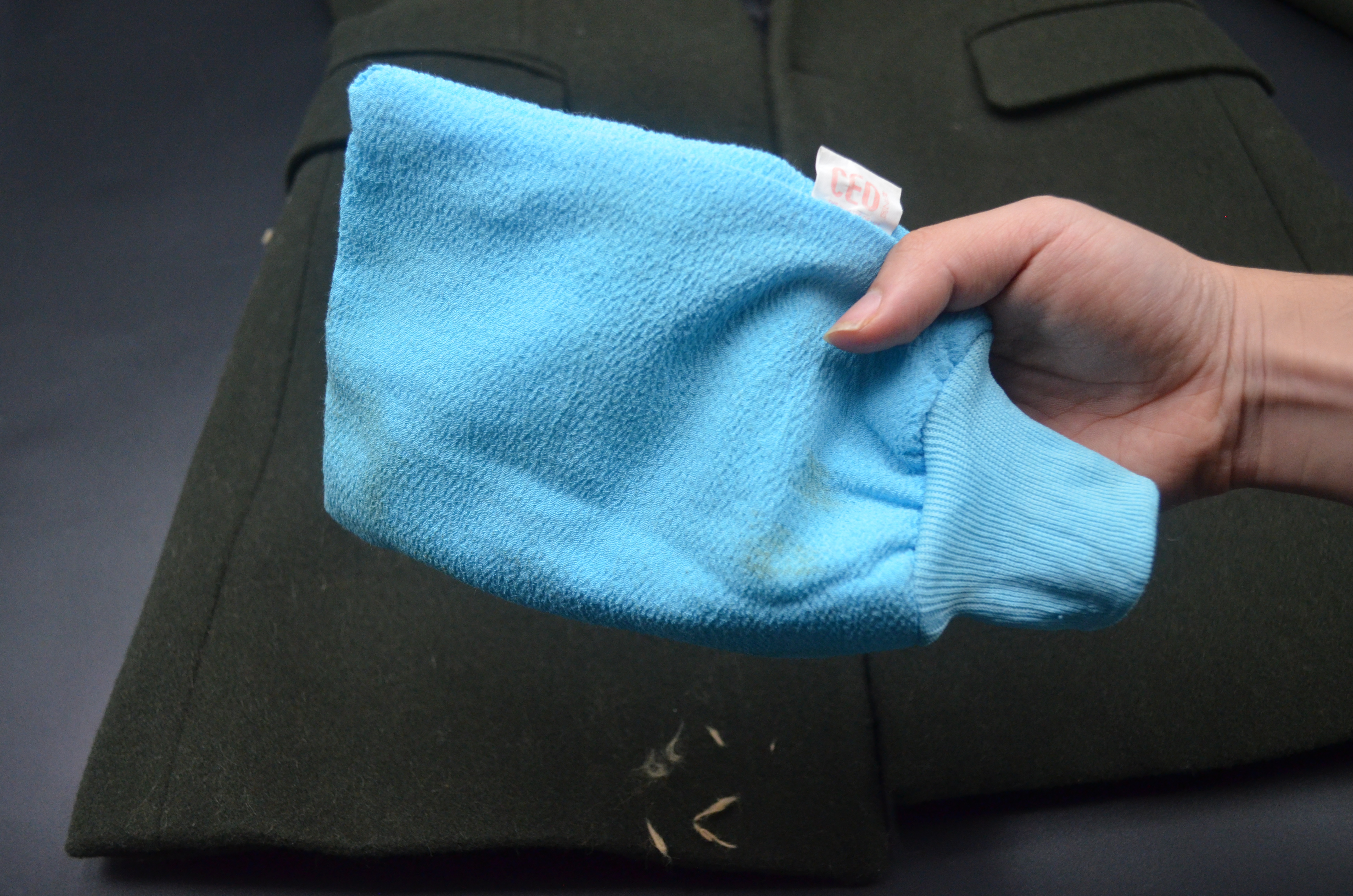 衣服粘毛不用愁,衣服粘毛没有粘毛器怎么办