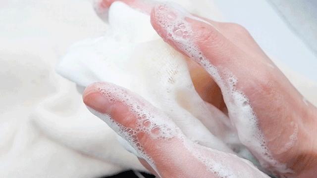 脸上长痘痘的原因和注意事项,脸上长痘痘到底应该怎么解决