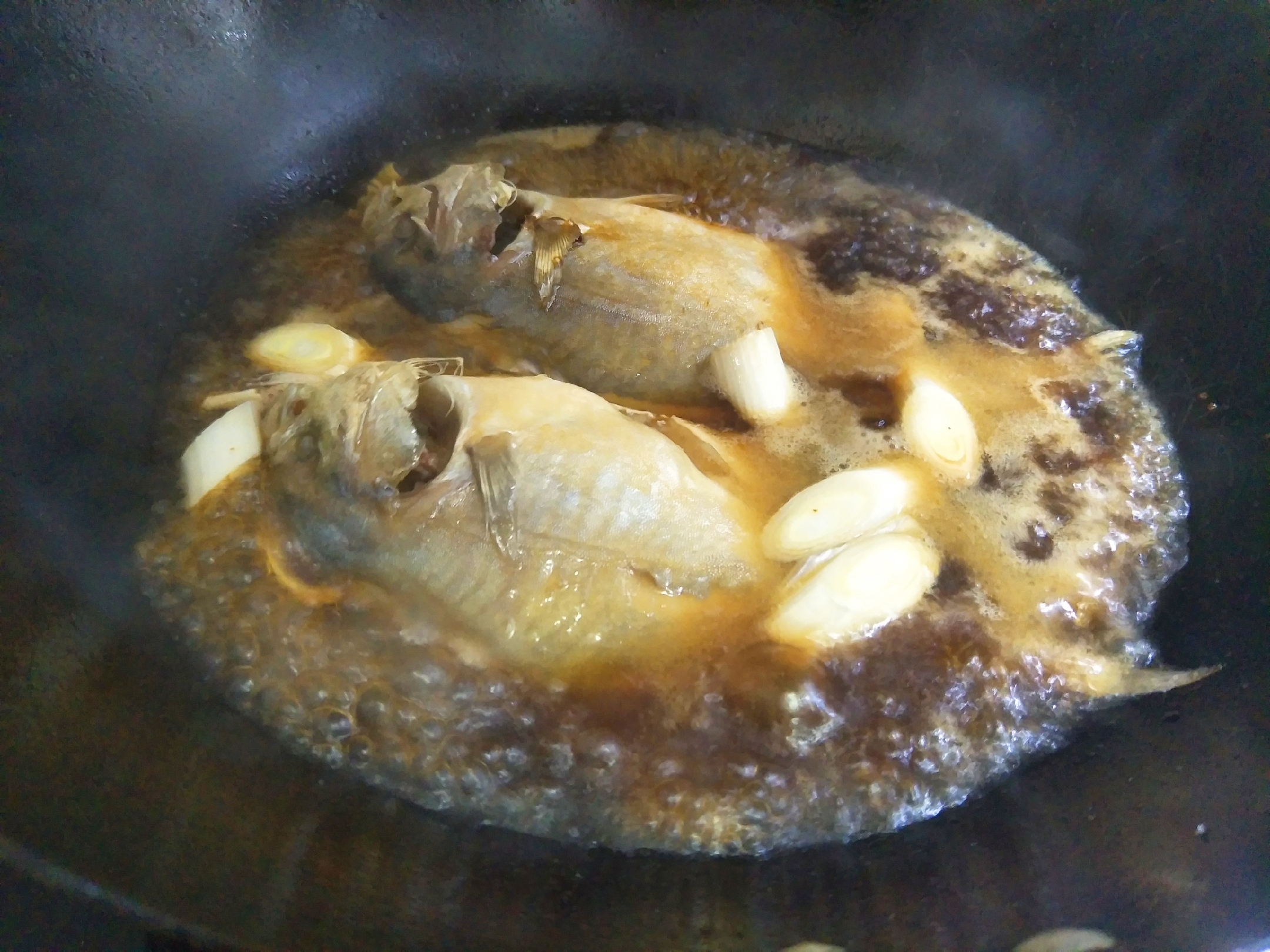 煎鱼怎么不粘锅不掉皮绝招,煎鱼不粘锅掉皮简单方法