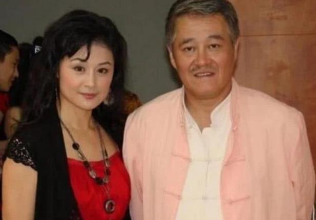 于月仙告别仪式赵本山去现场了吗,于月仙参加赵忠祥葬礼的穿着